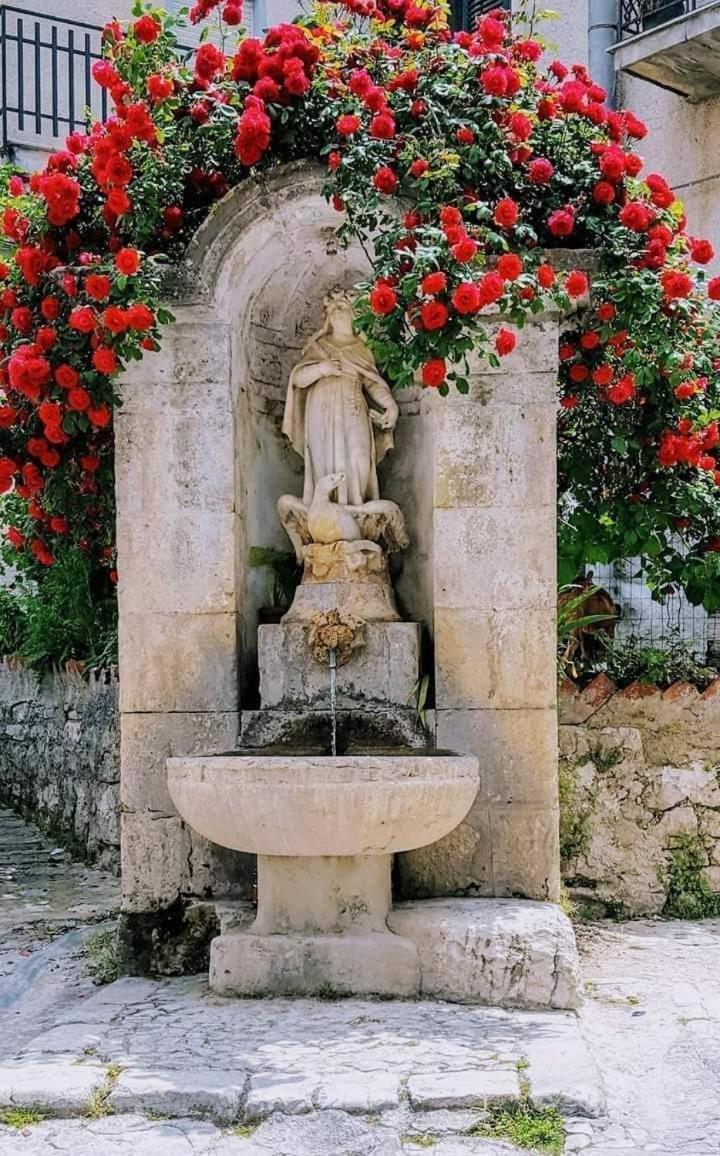 Affittacamere La Cartiera Palazzo Adriano Bagian luar foto